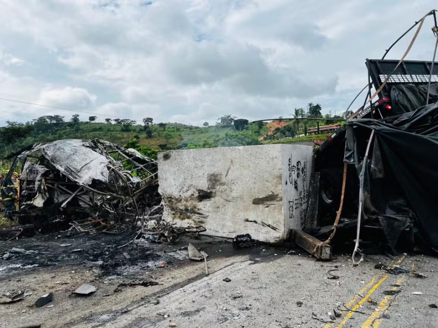 Carreta envolvida em acidente que matou 39 em Minas trafegava a 132 km/h antes da tragédia