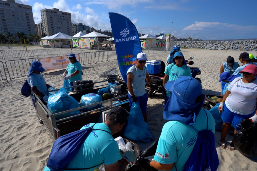 Equipes da Sanepar já retiraram 155 toneladas de resíduos das praias nesta temporada * 