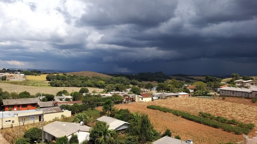 Calor intenso no Sudeste e temporais no Sul do Brasil