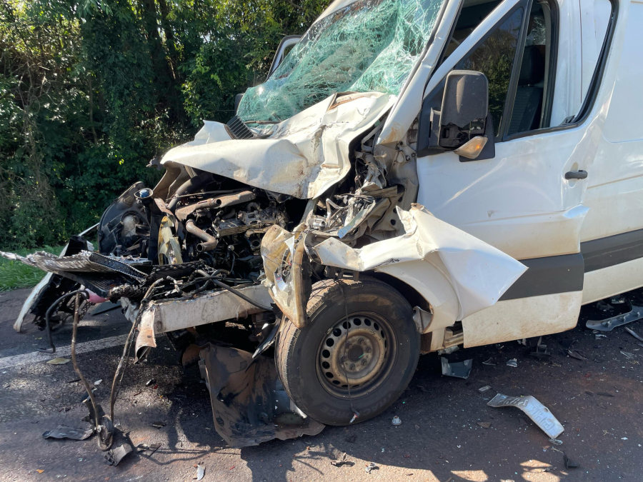 Van invade contramão e bate de frente com caminhão na PR-444
