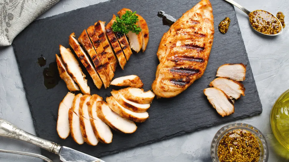 Estudo aponta que consumo excessivo de frango pode elevar risco de morte em até 27%