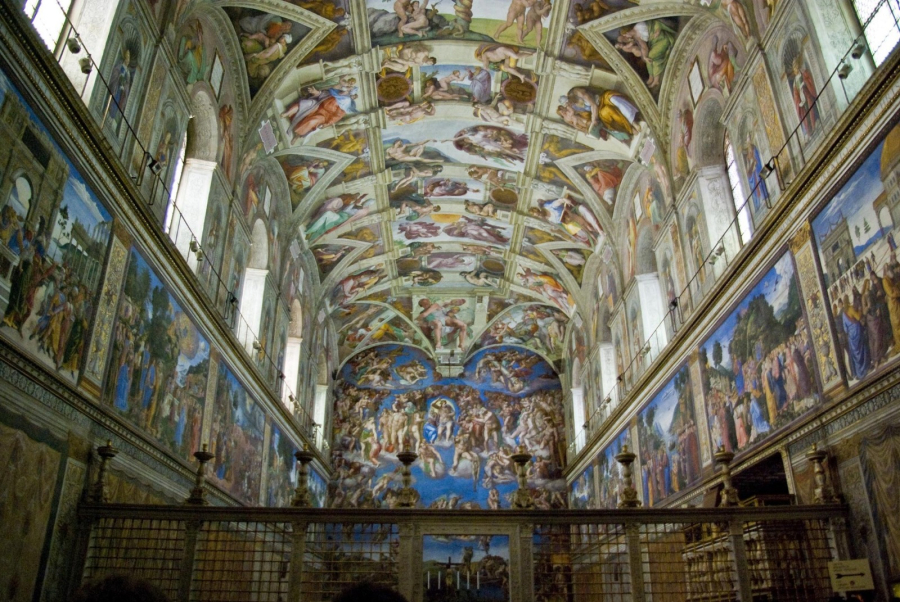 Vaticano prepara-se para o conclave com instalação de cortinas e expectativa sobre o novo papa
