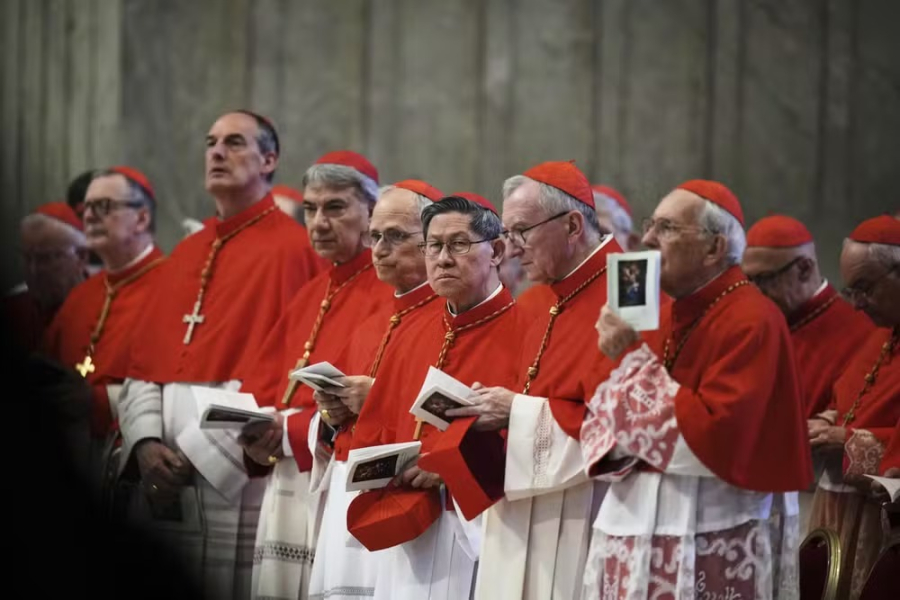 'Rezem por nós': cardeais fazem última reunião antes do conclave