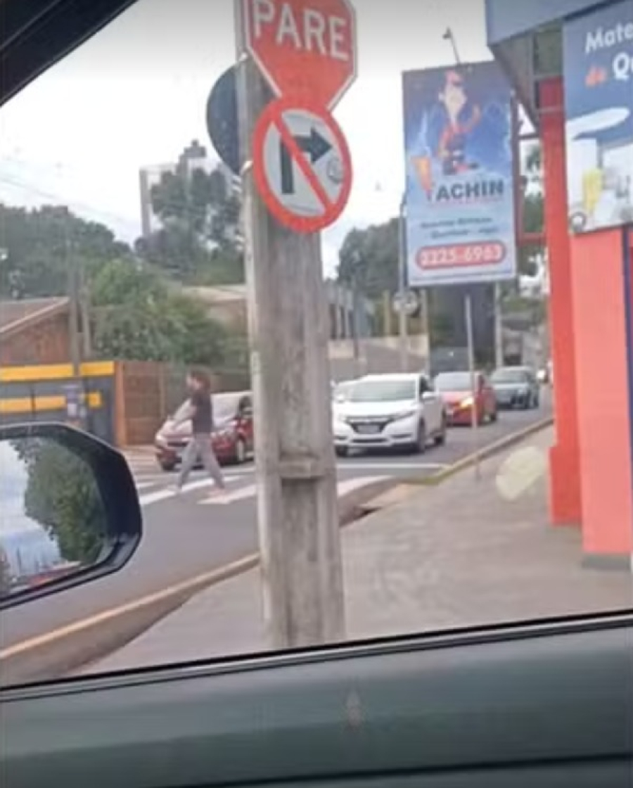 Passageira desce de carro para